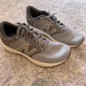 NWOT New Balance Men's 520 V7 Running Shoe in color Marblehead/White size 11